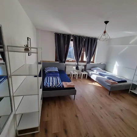 Monteurwohnung Messe Business Grenze Duesseldorf 6 Personen Διαμέρισμα *
